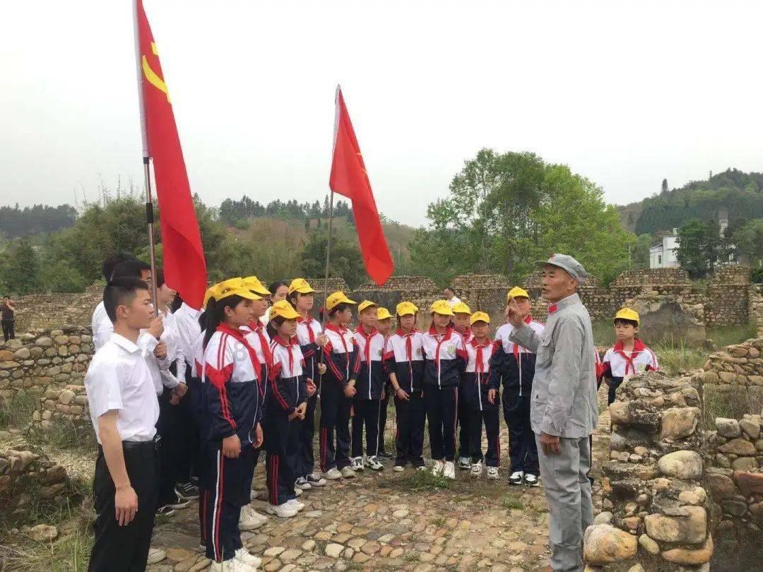 新郎下车遭到“婚闹”，被几人用棍棒围殴